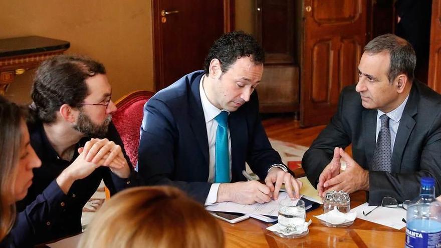 Emilio León, izquierda, y Fernando Lastra flanquean al consejero de la Presidencia, Guillermo Martínez, en la Junta de Portavoces de ayer.