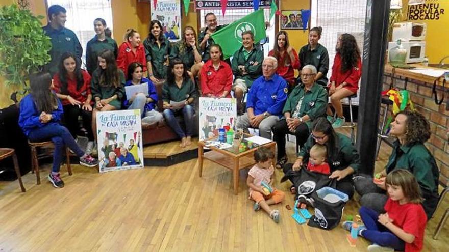 Membres de La Fumera, amb les camisetes de l&#039;entitat, a la presentació