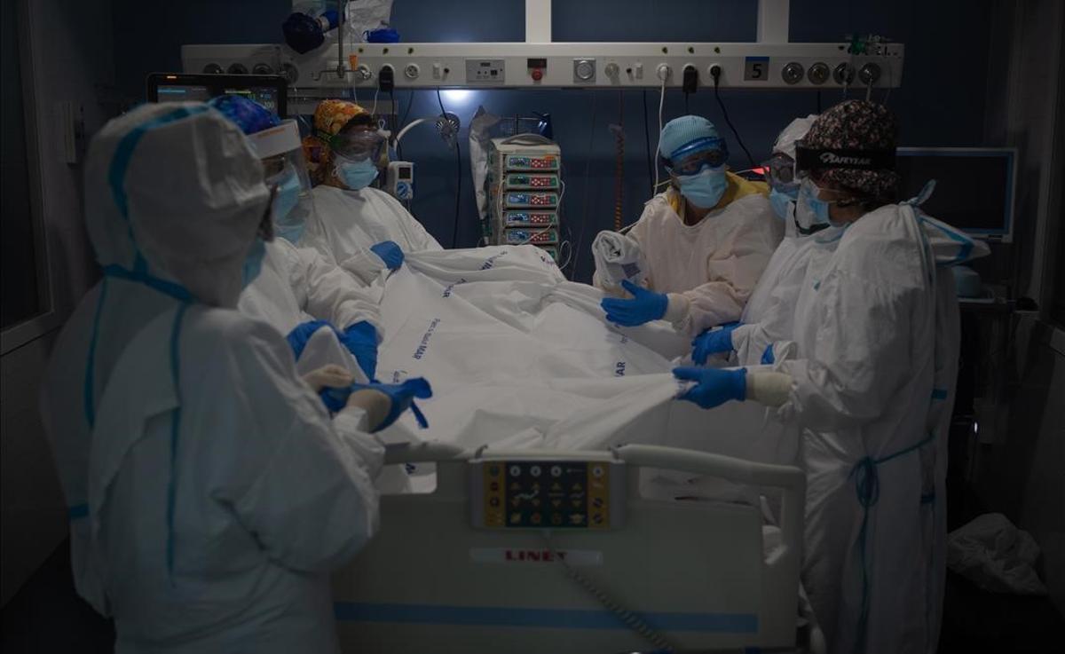 Atención a un paciente en la UCI del Hospital del Mar.