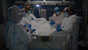 Atención a un paciente en la UCI del Hospital del Mar.