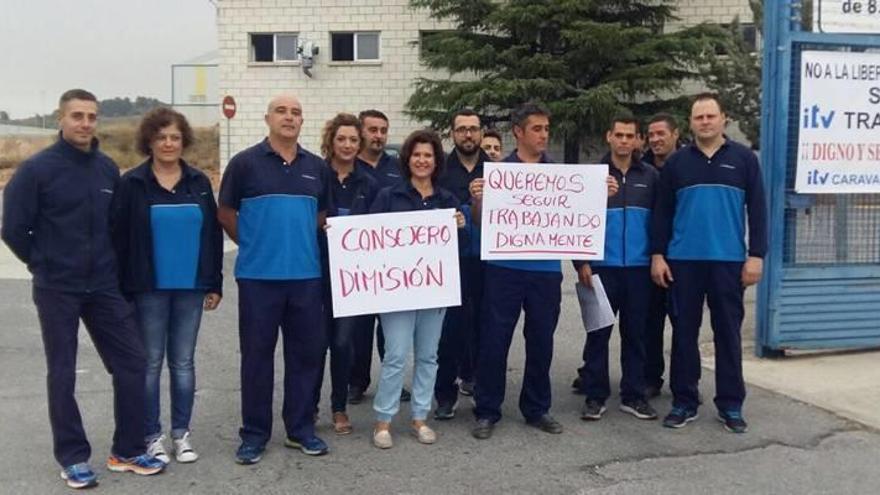 Trabajadores de la estación de ITV de Caravaca de la Cruz exhiben pancartas contra el consejero Hernández durante la huelga de ayer.