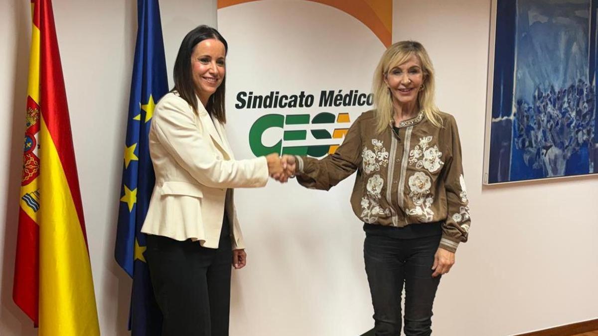 Isabel Ayala y Virginia Izura tras la firma del acuerdo este lunes.