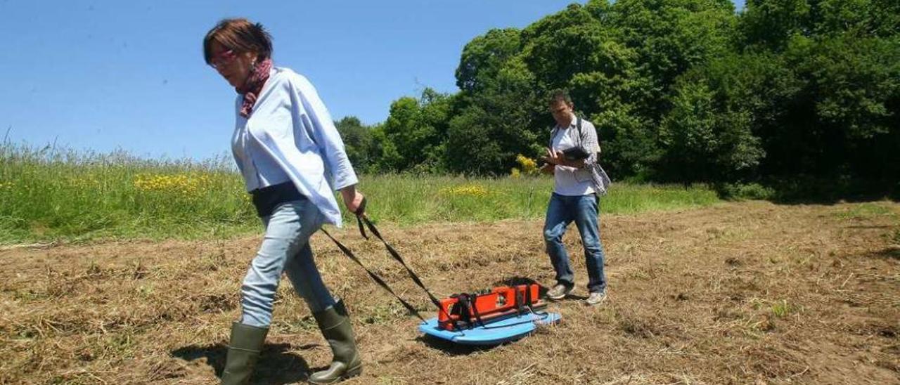 Expertos, revisando el entorno del castro con un aparato de inducción electromágnética.// Bernabé / V. Espiño