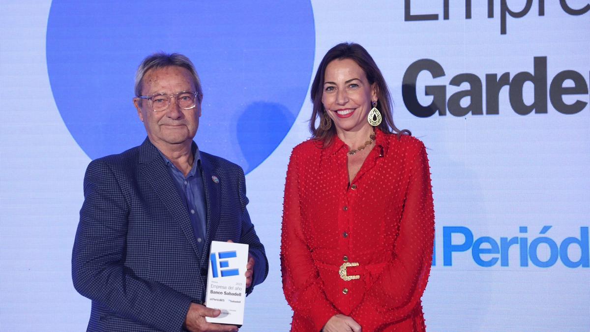 Antonio Rodríguez, presidente de Atades, recoge el Premio Empresa Inclusiva de las manos de Natalia Chueca.