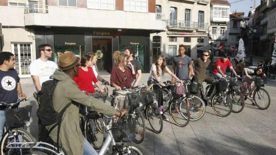 El grupo de belgas, macedonios y egipcios, ayer, durante una ruta en bicicleta por Redondela.  // J. De Arcos