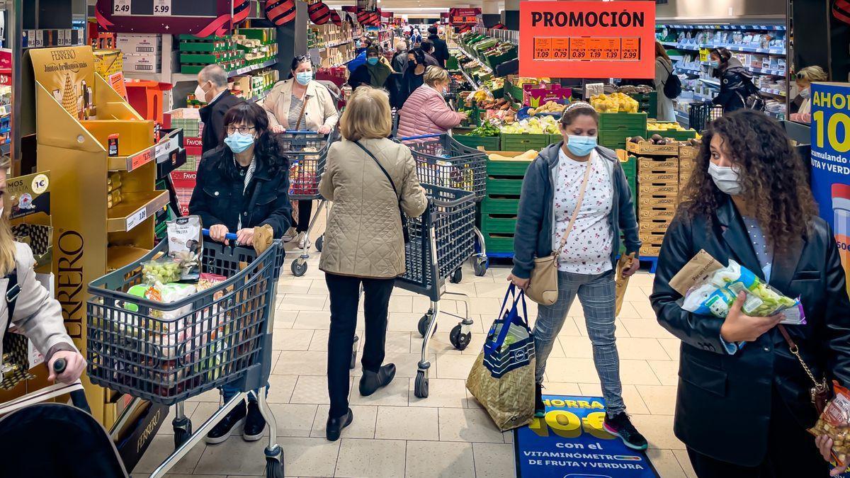 Así es la cesta de 30 “productos básicos” de Carrefour a 30 euros:  suavizante, refresco de cola, galletas y ni un alimento fresco