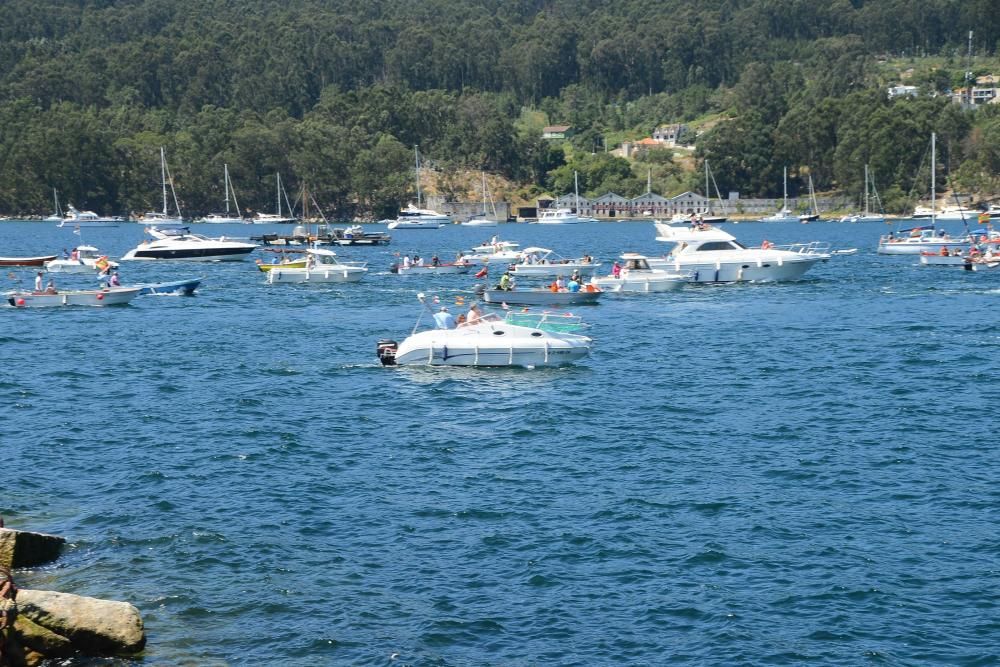 Una treintena de barcos de diferentes tamaños participaron en la tradicional procesión por mar en señal de devoción a la Virgen