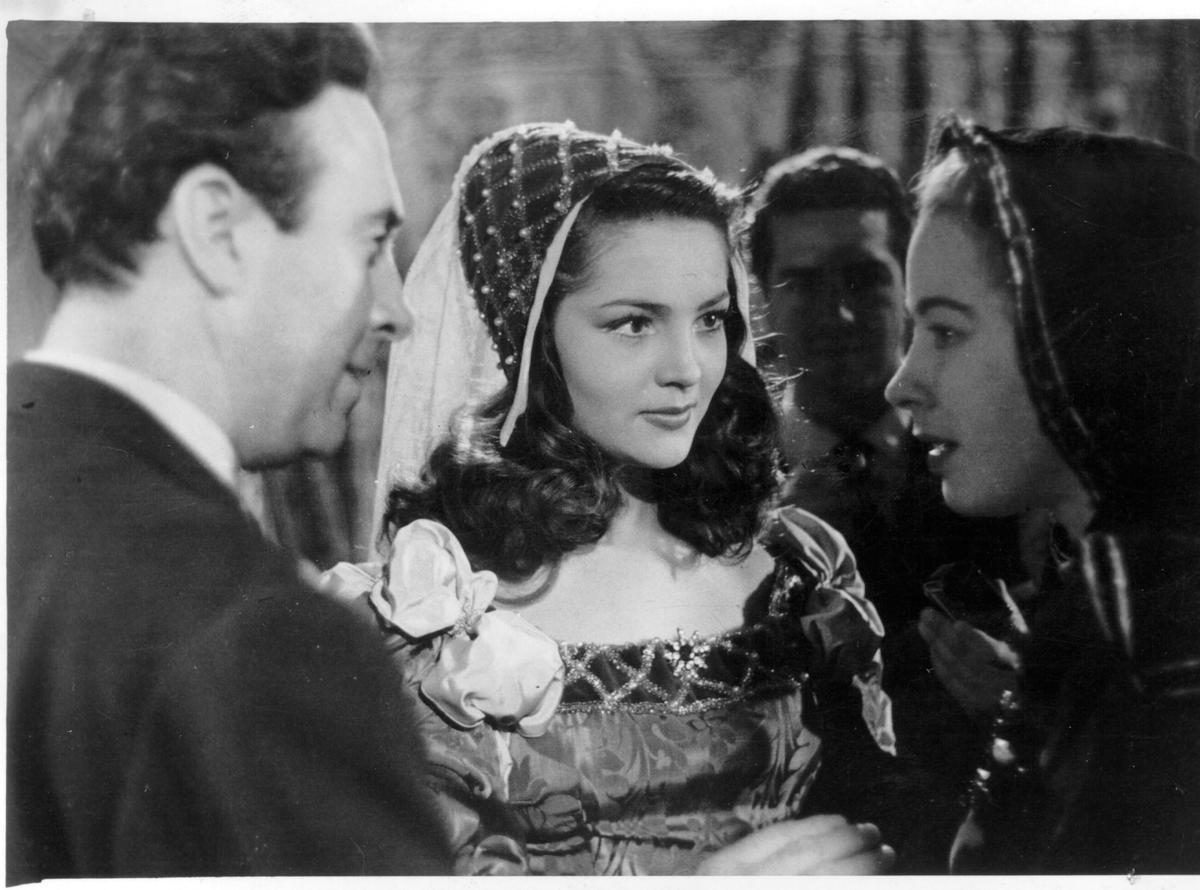 Juan de Orduña (izda.) dirige a Sara Montiel (centro) y Aurora Bautista en 'Locura de amor' (1948).