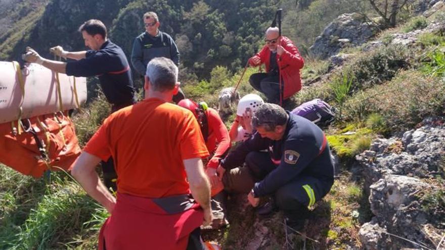 Trasladada al hospital una senderista que se lesionó en un tobillo en Oviedo