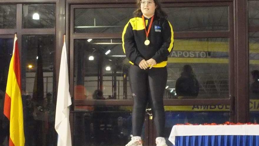 Antía Castro, en el podio que la acredita como campeona gallega alevín. // Cedida