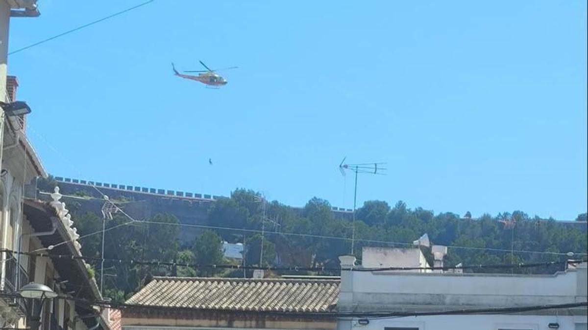 El helicóptero, al sobrevolar el Castillo de Sagunt.