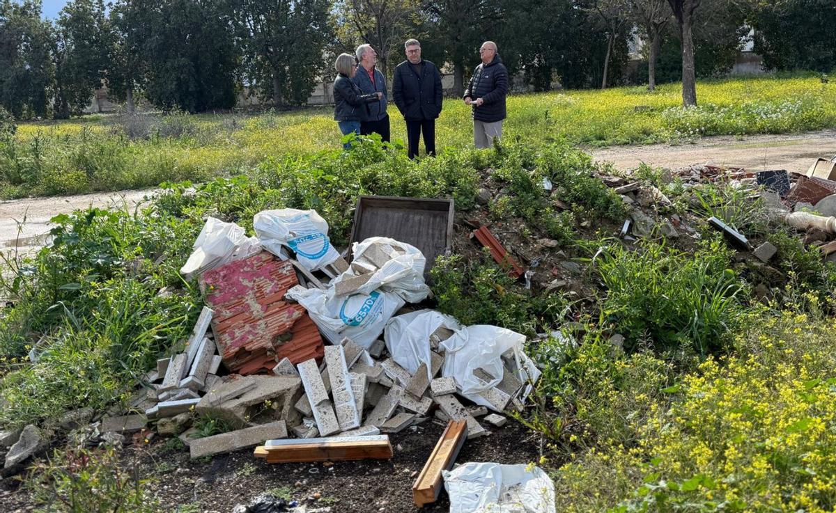 Restos de escombro ubicados en las zonas verdes de la avenida Principal, en el Polígono Industrial Oeste.