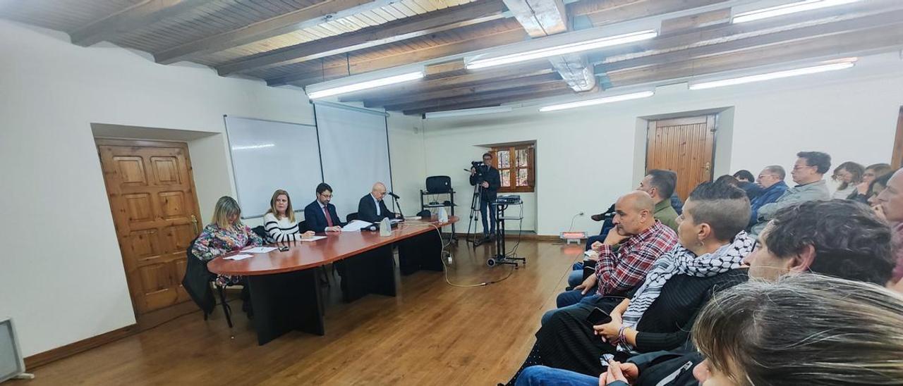 Por la izquierda, Esther Barbón, Carmén Arbesú, Enrique Fernández y Darío Díaz, en la mesa inaugural de las jornadas.