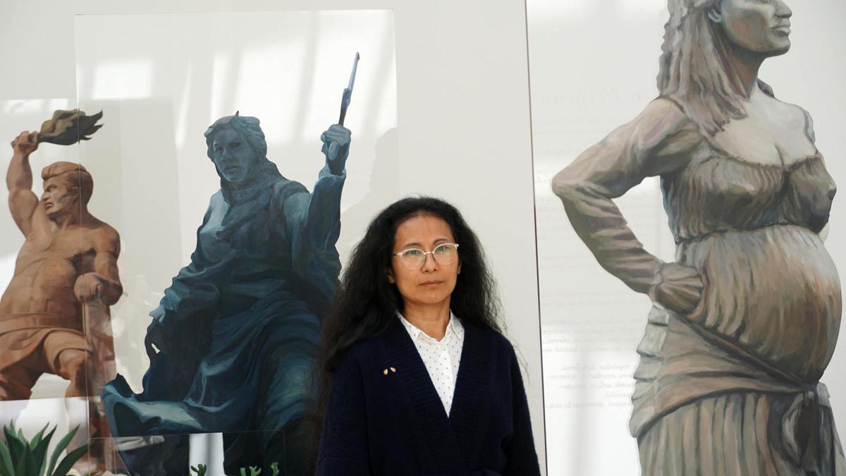 La artista peruana Sandra Gamarra Heshiki posa cerca de sus instalaciones 'Pinacoteca Migrante', presentada en el pabellón español en los Jardines de la Bienal de Venecia