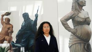 La artista peruana Sandra Gamarra Heshiki posa cerca de sus instalaciones Pinacoteca Migrante, presentada en el pabellón español en los Jardines de la Bienal de Venecia
