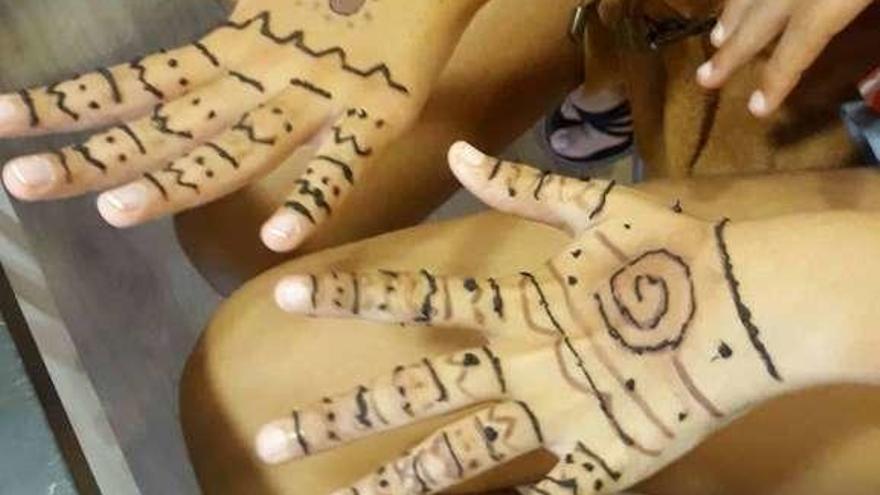 Manos y brazos tatuados con henna en el programa &quot;Muévete&quot; del Punto Joven