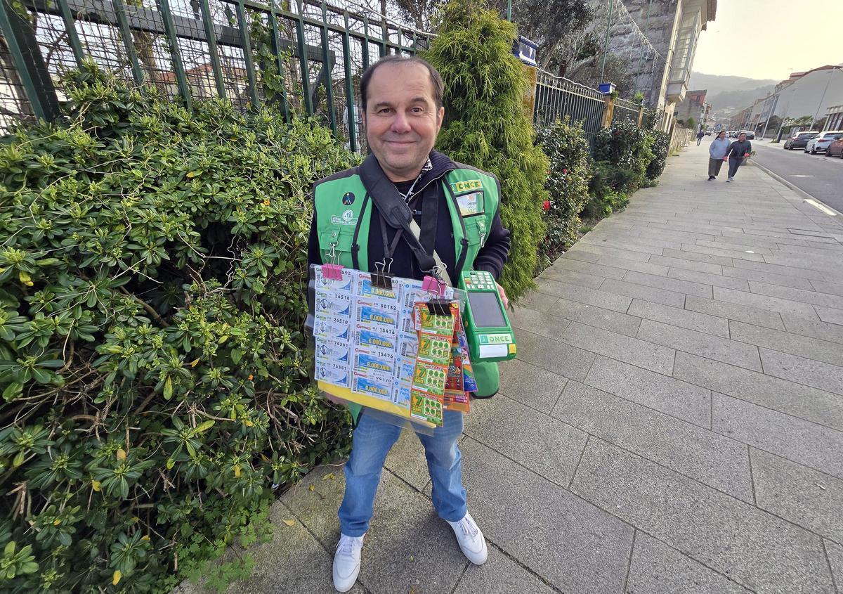 Jorge Giráldez, en su punto de venta de la avenida Julián Valverde de Sabarís.