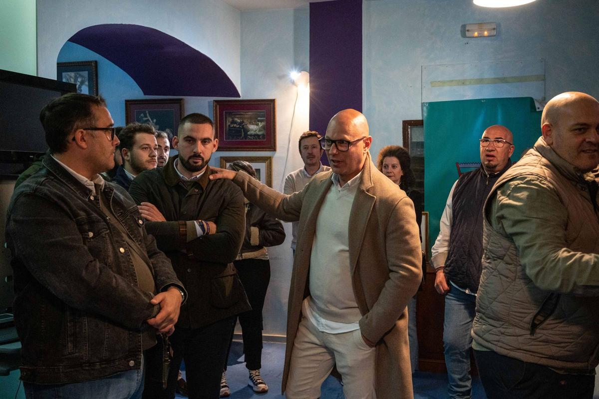 Juan Luis Suero, a la derecha, saluda a Raúl Tinoco, nuevo presidente de la Asociación de Costaleros y Capataces San José de Badajoz.