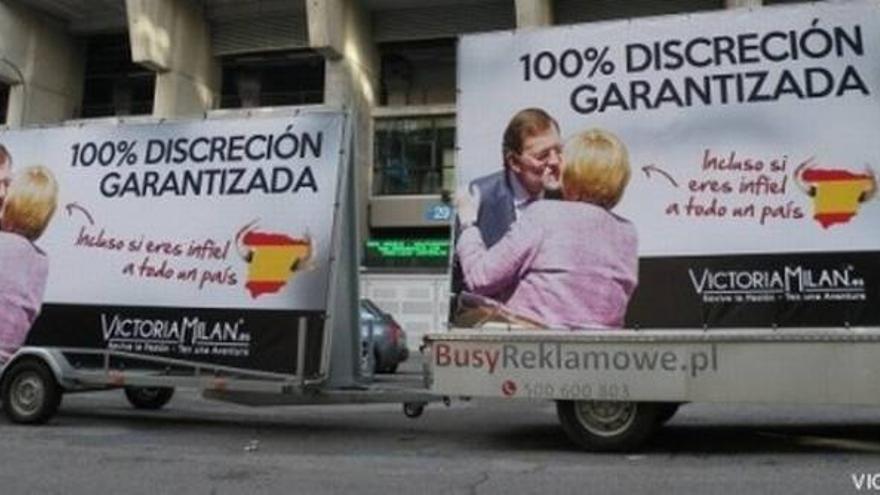 Rajoy le es infiel a España con Merkel en un anuncio de una web de citas
