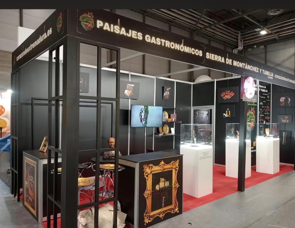 Montánchez lleva su jamón ibérico y su vino al Salón Gourmets de Madrid y promociona su cita recreacionista con Carlos V