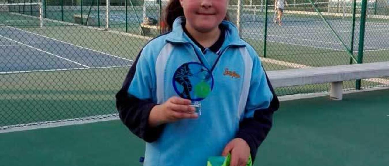 Elena Granda, del Sanfer, con su trofeo.