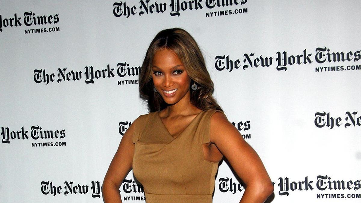 Tyra Banks con el modelo 'Jackie O' de la firma Black Halo