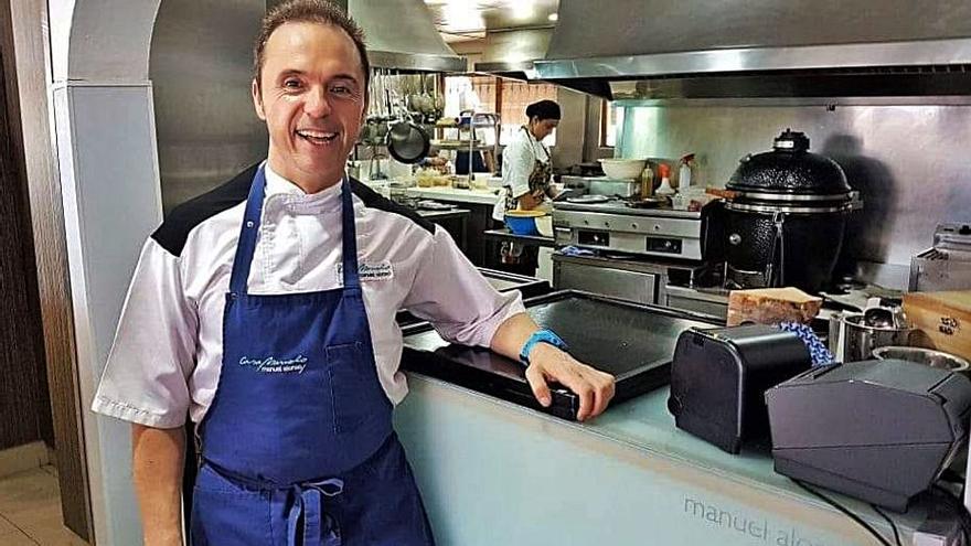 Manuel Alonso, en la cocina de su restaurante. | LEVANTE-EMV