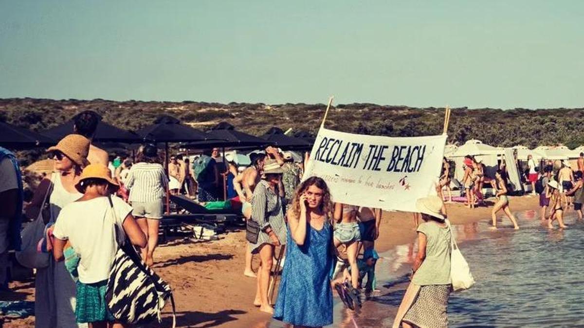 Una de las manifesatciones del grupo 'Reclaim the beach' en la isla Paros.