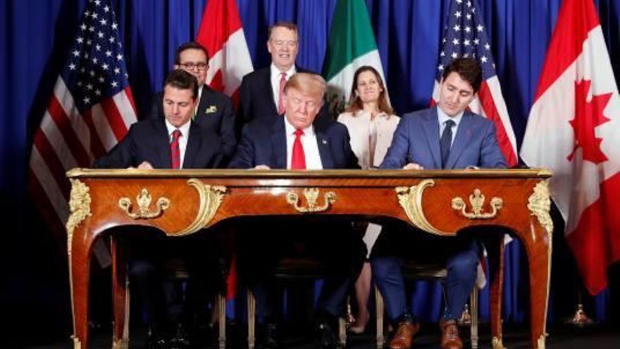 Peña Nieto, Trump i Trudeau, durant la signatura