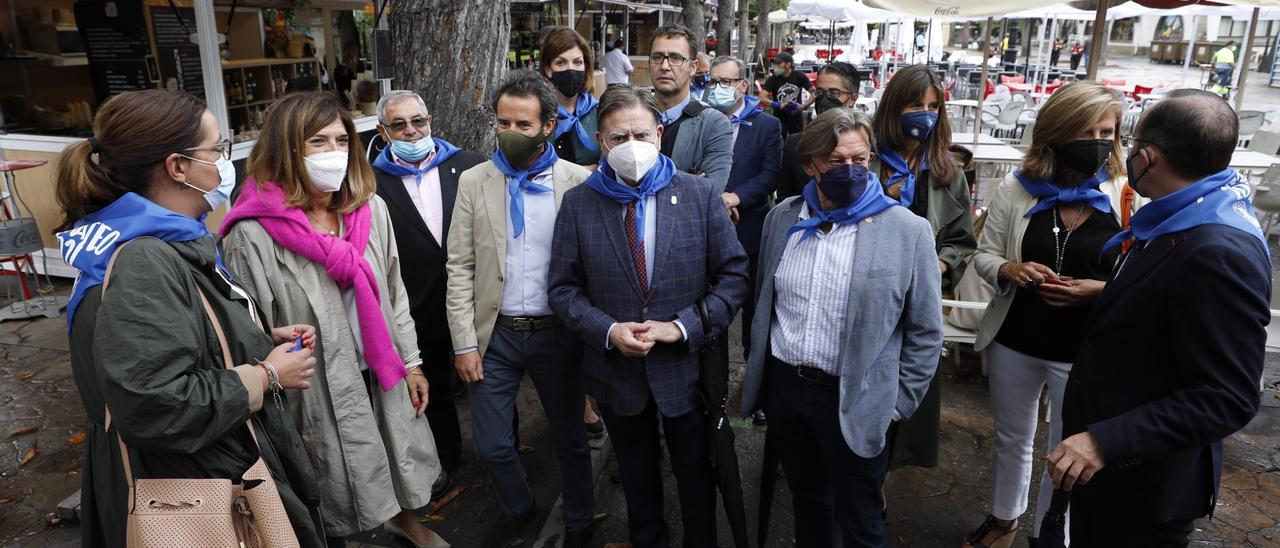 Por la izquierda, Covadonga Díaz, la hostelera Susana Alonso, Alfonso Pereira, Nacho Cuesta, Lourdes García, Alfredo Canteli, José Luis Costillas, Alfredo García Quintana, Gerardo Antuña, José Ramón Prado, Leticia González, Conchita Méndez y Mario Arias junto a las casetas del Bombé.