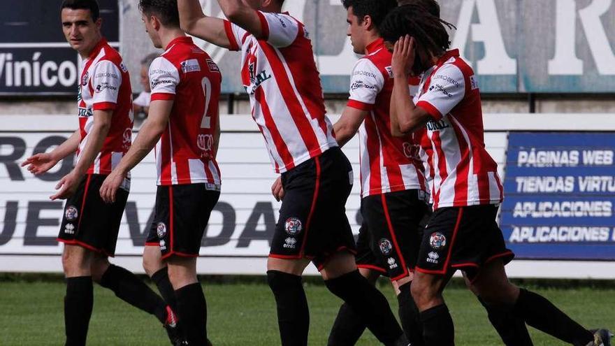 Carlos Ramos celebra su tanto, el primero de la tarde.