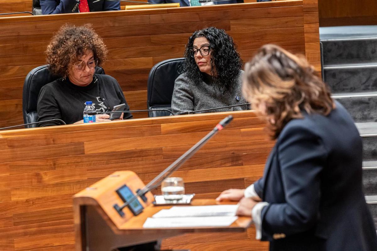 Marta del Arco mira el móvil durante la intervención de Beatriz Polledo.