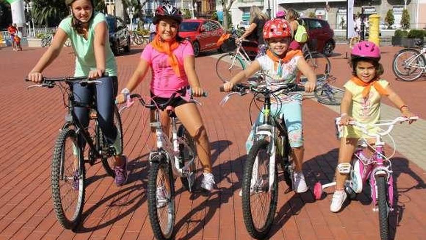 Por la izquierda, Telma Polín, Mireia Redruello, Macarena Ramírez y María Rodríguez, en el día de la bicicleta de Luarca.