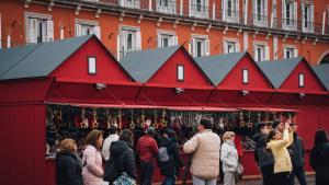 El emblemático mercadillo de la Plaza Mayor es una parada obligatoria en tu visita por la capital