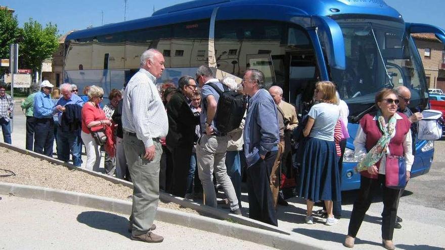 Un grupo de turistas recala en la plaza de San Agustín de Toro para visitar la ciudad.