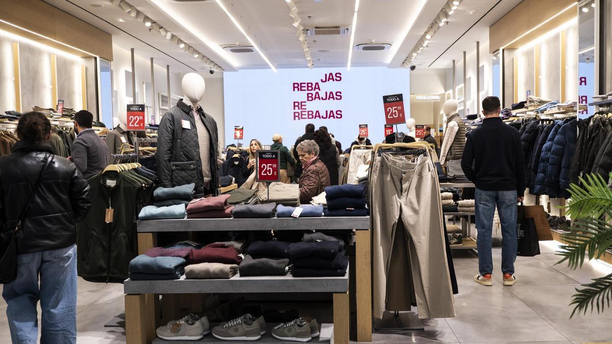 VIDEO | Del centro de la ciudad al centro comercial: así arrancan las rebajas en Extremadura