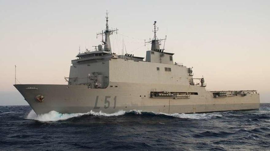 El buque de asalto anfibio &quot;Galicia&quot; (L-51), fotografiado en la mar por el costado de babor.