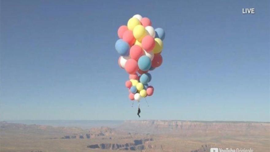 Un ilusionista vuela sobre el desierto de Arizona amarrado a 52 globos