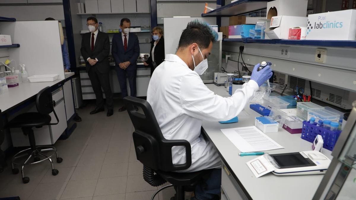 El president Ximo Puig y el ministro de Ciencia, Pedro Duque, visitan el Instituto de Biomedicina del CSIC.