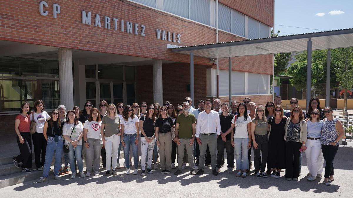 El alcalde de Ontinyent con la dirección y el claustro del CEIP Martínez Valls en la recepción de las obras.
