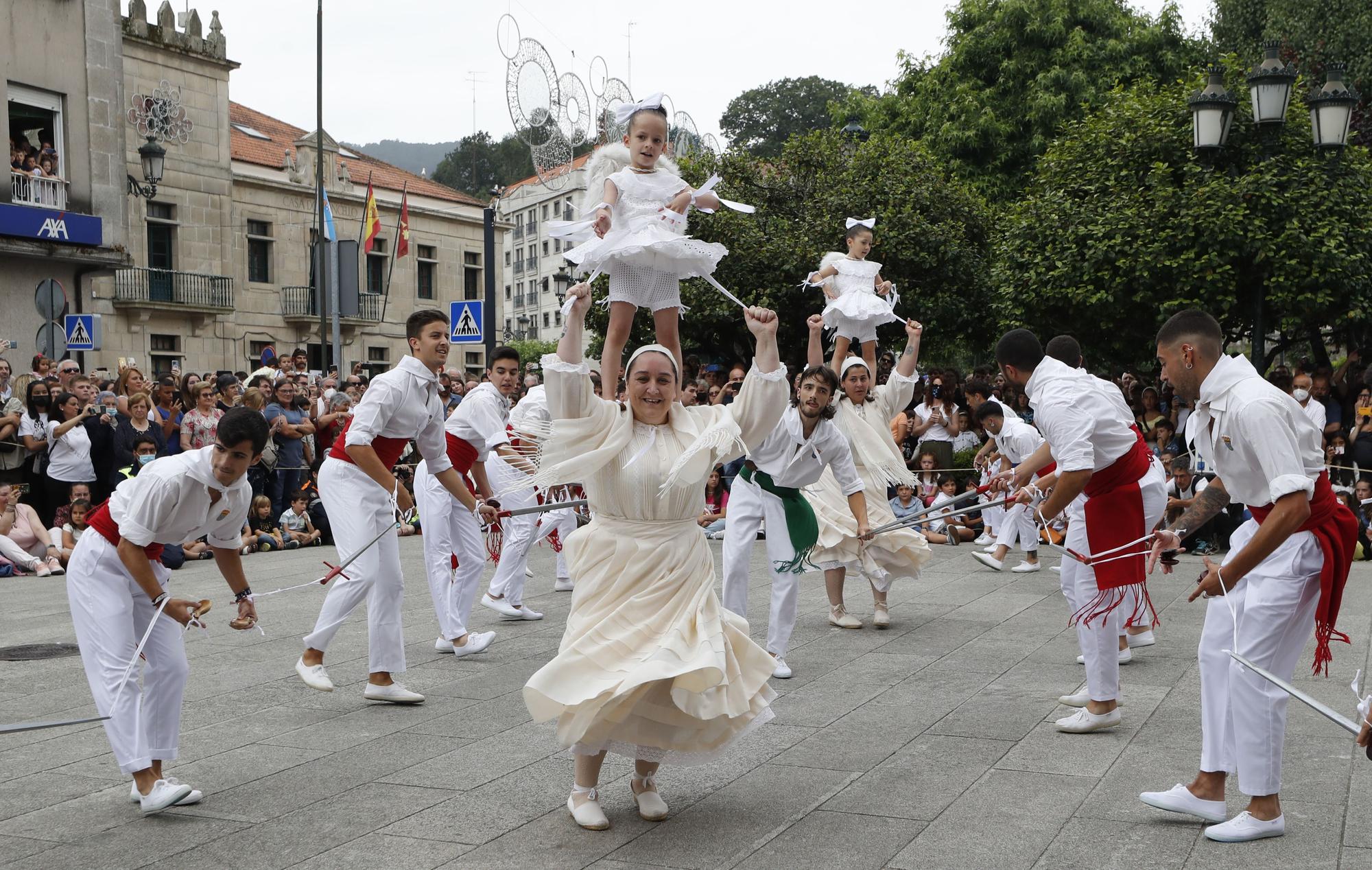 Redondela, cubierta por sus alfombras de flores