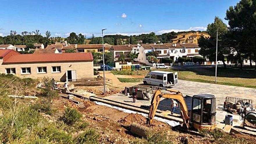 Les màquines treballant en la graderia del Camp dels Pilans.