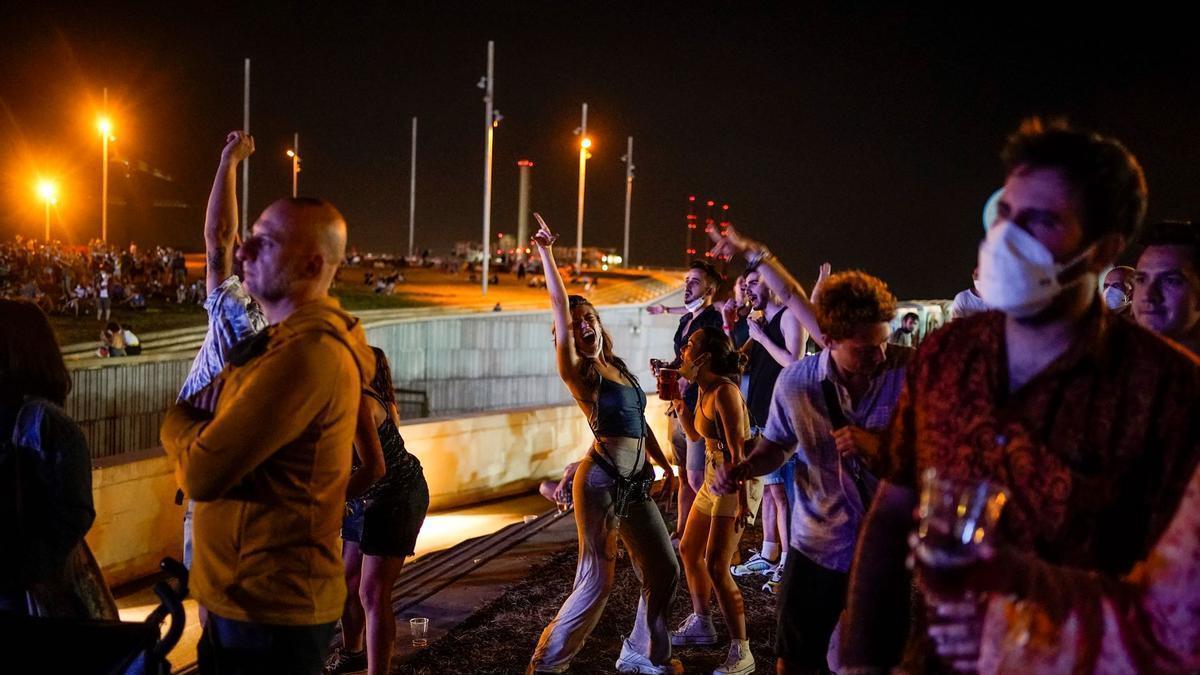 Menschen tanzen beim Cruilla Musikfestival in Barcelona.