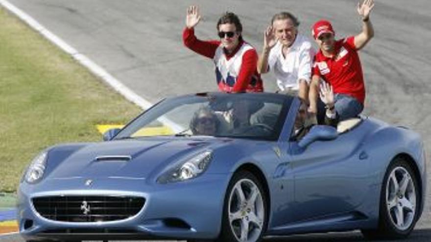 Alonso desata la locura de los aficionados en su visita a Ferrari en Cheste