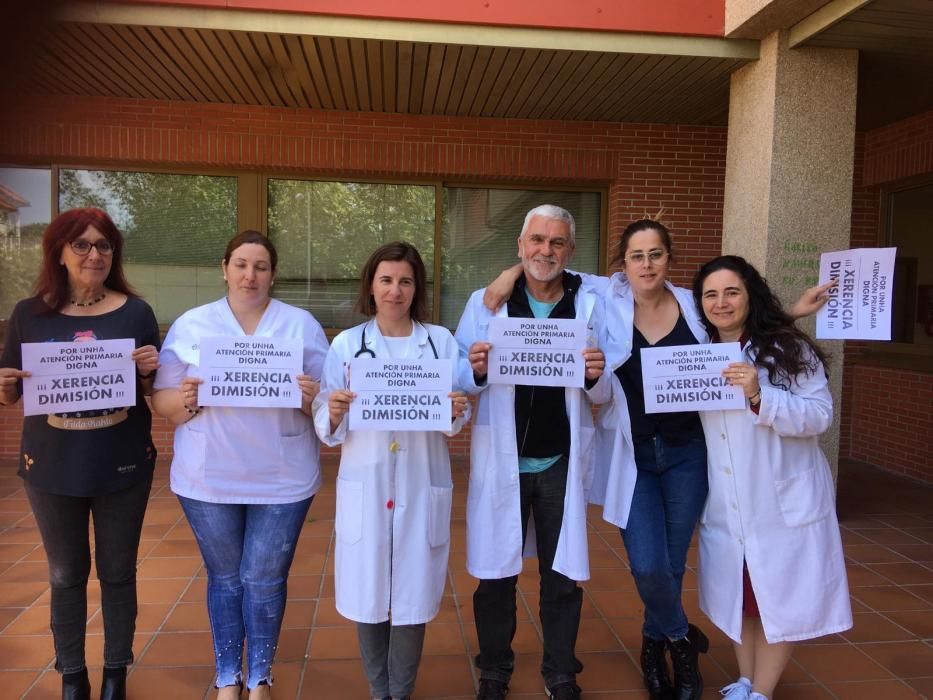 Los médicos en huelga se concentraron ante sus centros de salud