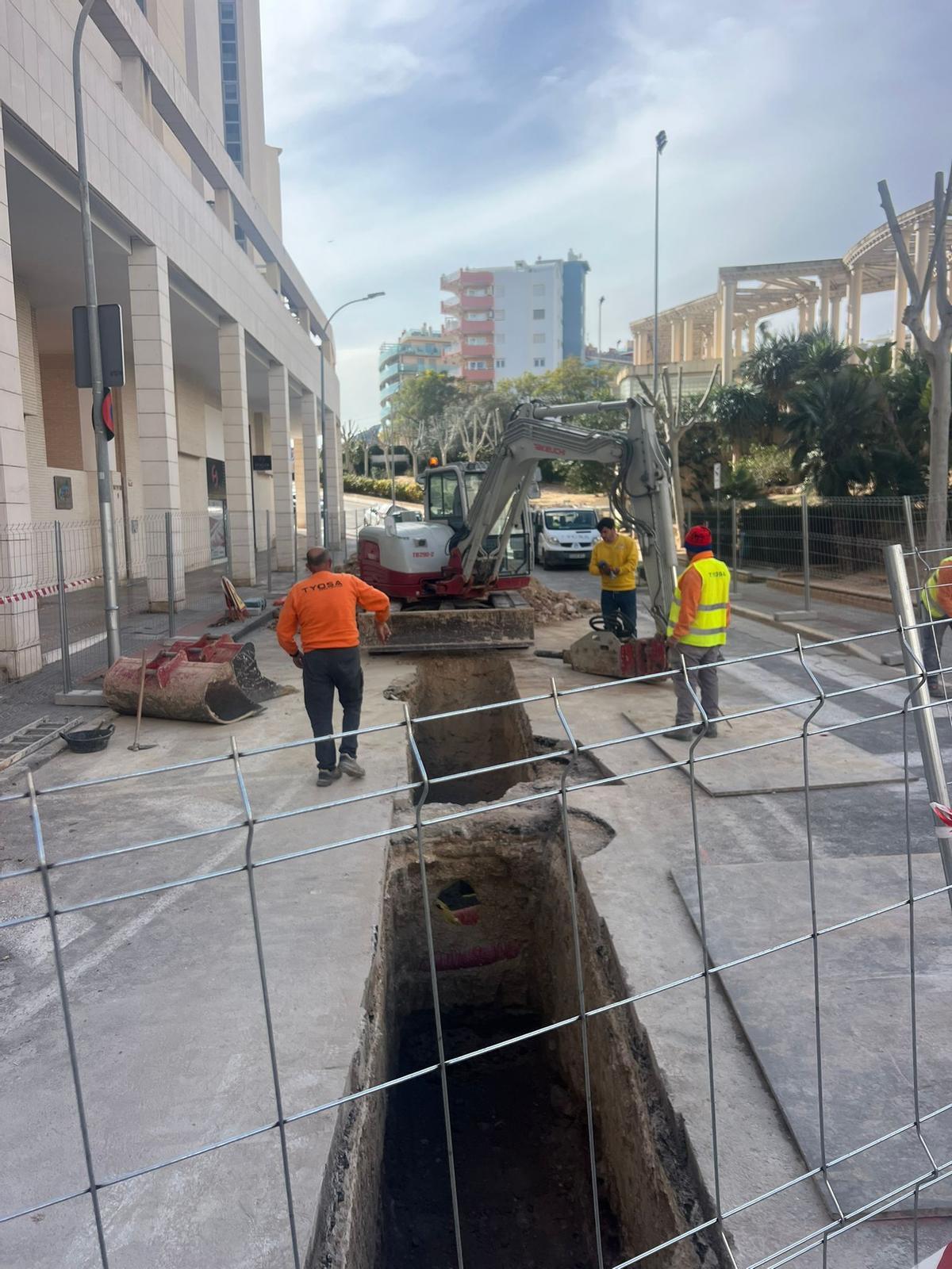 Las obras consisten en  la ejecución de un colector de aguas pluviales de PVC , de 354 metros de longitud