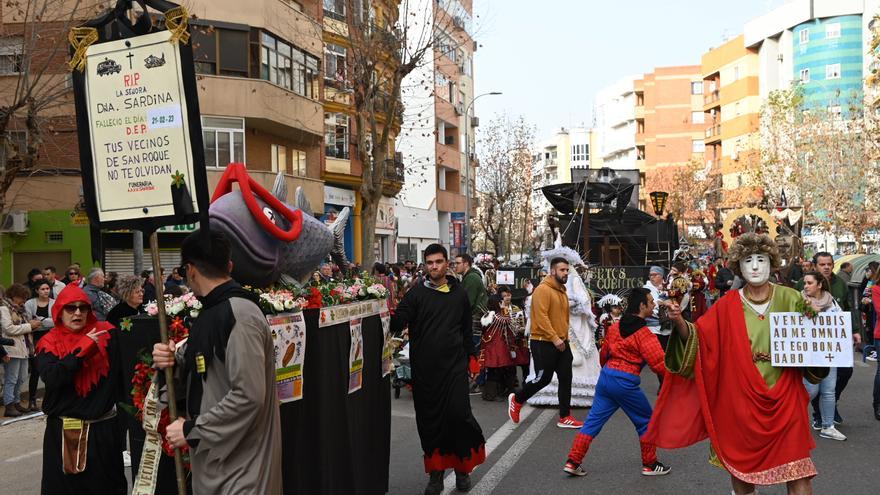 San Roque entierra la Sardina pero el Carnaval de Badajoz sigue vivo