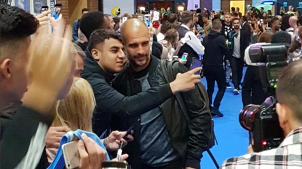 Pep Guardiola haciéndose una selfie antes del evento