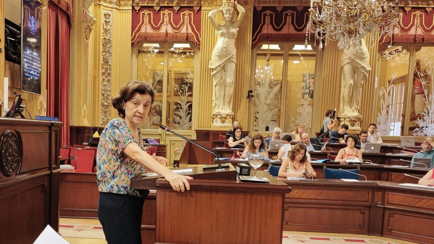 La consellera de Asuntos Sociales y Deportes, Fina Santiago, en una imagen de archivo en el Parlament.