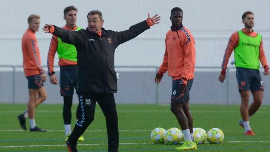 Carlos Pouso dando instrucciones a los jugadores del Pontevedra en un entrenamiento en Poio. // Rafa Vázquez